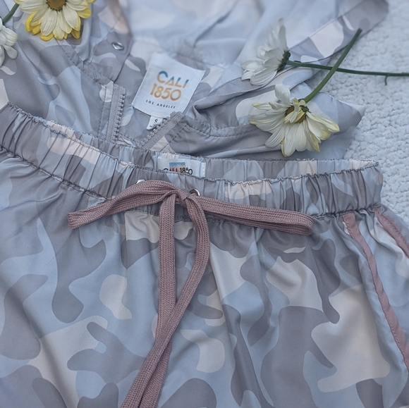 Camo Hooded Top w/ matching Shorts - Picture 3 of 7